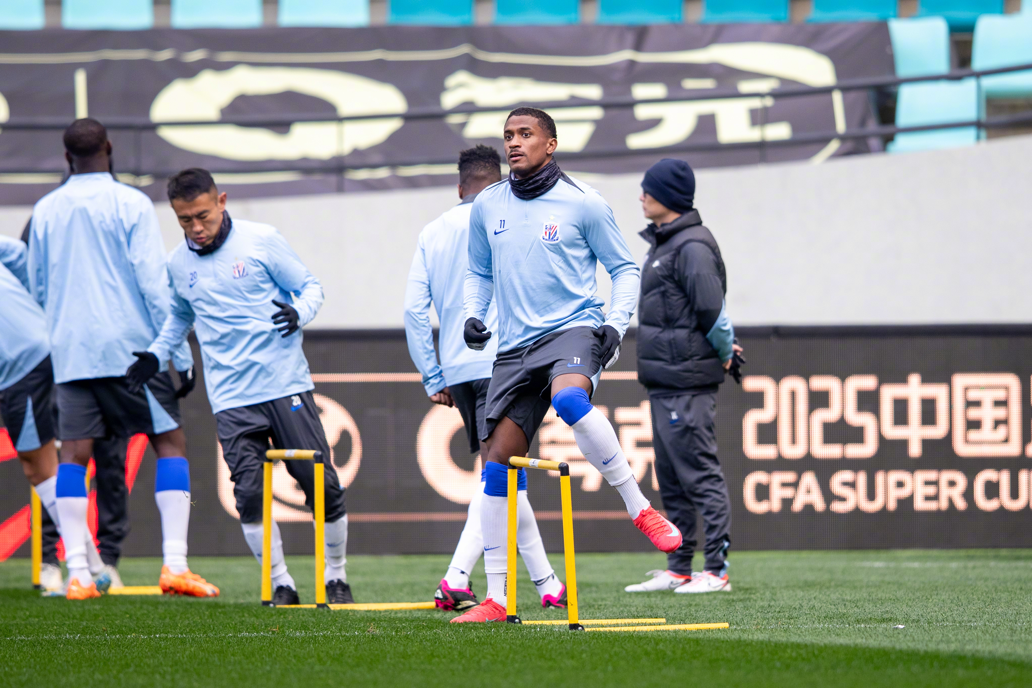 南宫电竞 -上海海港迎法国杯关键赛，窗口期豪取连胜，气氛紧张，高层口径保持一致 